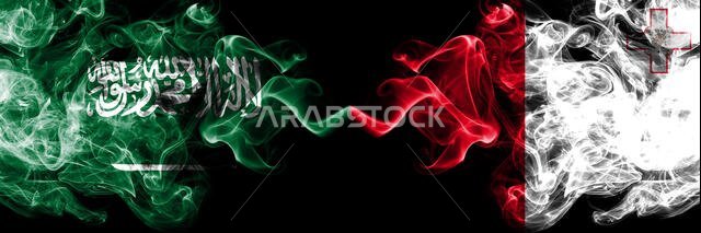 المملكة العربية السعودية ضد مالطا، أعلام مالطا الدخانية الغامضة موضوعة جنبًا إلى جنب. أعلام دخانية حريرية سميكة الألوان من اللغة العربية والمالطية.