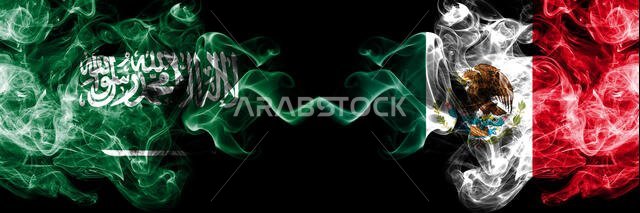 المملكة العربية السعودية ضد المكسيك، أعلام مكسيكية ضبابية متوهجة موضوعة جنبًا إلى جنب. أعلام دخانية حريرية ملونة سميكة لعربي ومكسيكي.