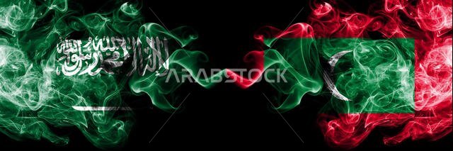 المملكة العربية السعودية ضد جزر المالديف، أعلام جزر المالديف الدخانية الغامضة موضوعة جنبًا إلى جنب. أعلام دخانية حريرية ملونة سميكة للعرب والمالديف، م