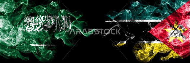 المملكة العربية السعودية ضد موزمبيق، أعلام موزمبيقية دخانية غامضة موضوعة جنبًا إلى جنب. أعلام دخانية حريرية سميكة الألوان من اللغة العربية والموزمبيقية