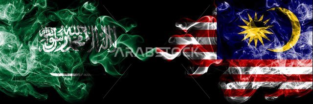 المملكة العربية السعودية ضد ماليزيا، أعلام ماليزية دخانية غامضة موضوعة جنبًا إلى جنب. أعلام دخانية حريرية ملونة سميكة من اللغة العربية والماليزية، M