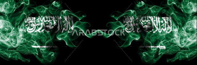 المملكة العربية السعودية ضد السعودية، أعلام عربية ضبابية غامضة موضوعة جنبًا إلى جنب. أعلام دخانية حريرية ملونة سميكة من اللغة العربية والعربية والسعودية