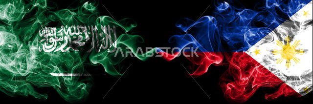 المملكة العربية السعودية ضد الفلبين، أعلام فلبينية ضبابية دخانية موضوعة جنبًا إلى جنب. أعلام دخانية حريرية ملونة سميكة من اللغة العربية والفلبينية