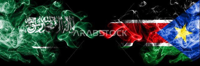 أعلام المملكة العربية السعودية وجنوب السودان، أعلام دخانية غامضة موضوعة جنبًا إلى جنب. أعلام دخانية حريرية ملونة سميكة تمثل العرب وجنوب السودان