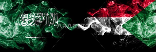 المملكة العربية السعودية ضد السودان، أعلام سودانية دخانية غامضة موضوعة جنبًا إلى جنب. أعلام دخانية حريرية سميكة الألوان من اللغة العربية والسودانية.