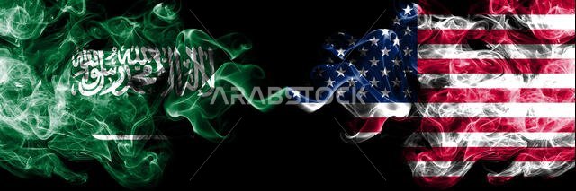 المملكة العربية السعودية في مواجهة الولايات المتحدة الأمريكية، أعلام أمريكية ضبابية متوهجة موضوعة جنبًا إلى جنب. أعلام عربية سميكة الألوان حريرية متوهجة