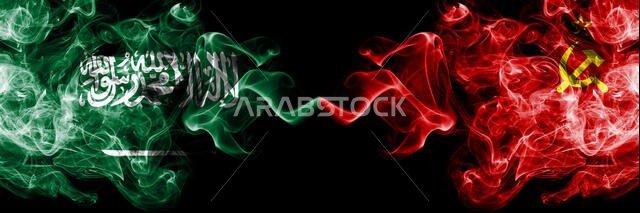 المملكة العربية السعودية ضد الاتحاد السوفيتي، أعلام شيوعية ضبابية دخانية موضوعة جنبًا إلى جنب. أعلام دخانية حريرية ملونة سميكة لعربية وهندية وسوفيتية شيوعية