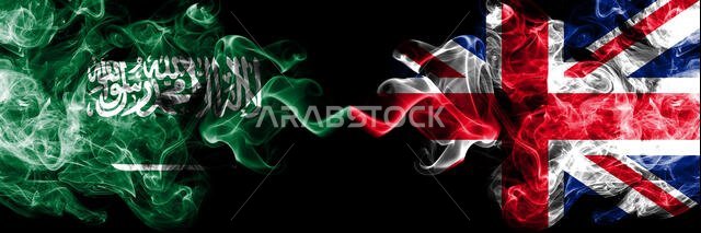 المملكة العربية السعودية ضد المملكة المتحدة، أعلام بريطانية ضبابية غامضة موضوعة جنبًا إلى جنب. أعلام دخانية سميكة ملونة حريرية عربية وأمريكية