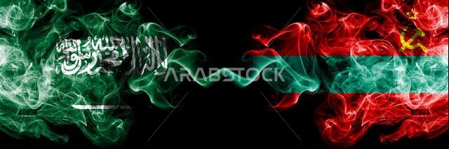 أعلام المملكة العربية السعودية وأعلام ترانسنيستريا الدخانية الغامضة موضوعة جنبًا إلى جنب. أعلام دخانية حريرية سميكة الألوان تمثل اللغة العربية والعربية وترانسنيستريا