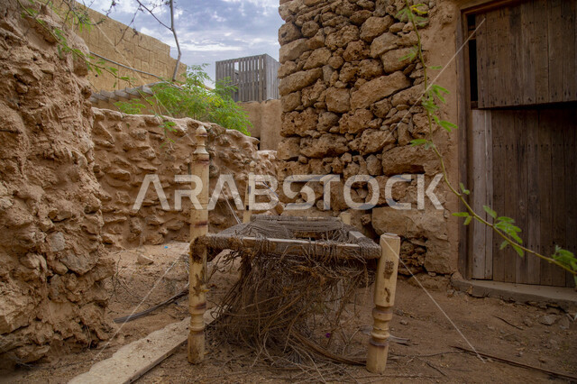 صورة لباب خشبي قديم مصنوع من الخشب لأحد المباني الطينية الأثريه القديمه في المملكه العربيه السعوديه, جزيرة فرسان التاريخيه القديمه , السياحة في السعوديه