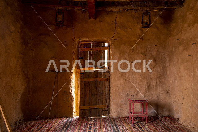 صورة لباب خشبي قديم لأحد المباني الطينية الأثريه القديمه في المملكه العربيه السعوديه, جزيرة فرسان التاريخيه القديمه , السياحة في السعوديه