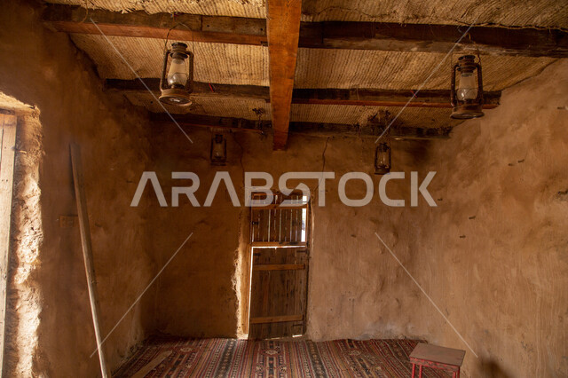 صورة لباب خشبي قديم لأحد المباني الطينية الأثريه القديمه في المملكه العربيه السعوديه, جزيرة فرسان التاريخيه القديمه , السياحة في السعوديه