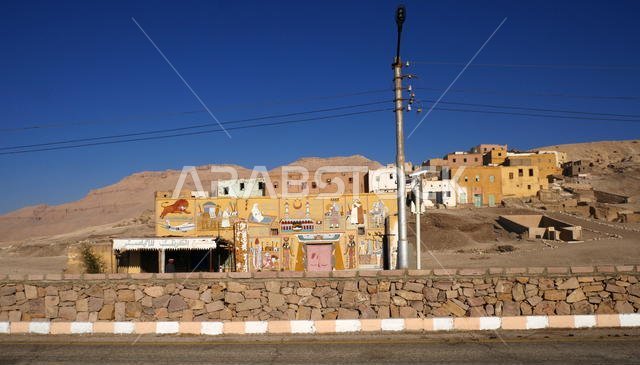 منزل مصري مزخرف في وادي الملوك. الجدار مزين برسومات تصور الحج إلى مكة المكرمة.