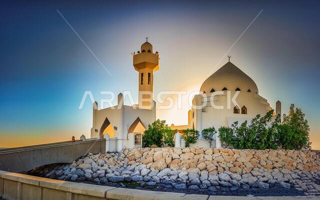 منظر شروق الشمس الجميل عند مسجد كورنيش الخبر - المملكة العربية السعودية.