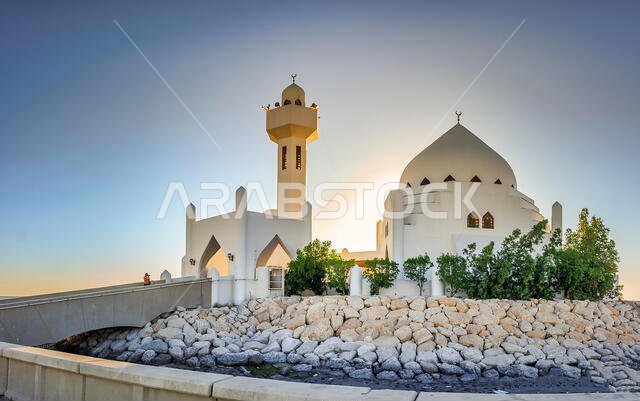منظر شروق الشمس الجميل عند مسجد كورنيش الخبر - المملكة العربية السعودية.