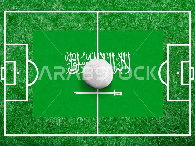 كرة قدم عليها علم المملكة العربية السعودية على عشب أخضر وخطوط الملعب