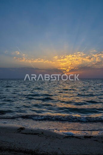 غروب الشمس من شاطئ البحر الأحمر في جدة، المملكة العربية السعودية