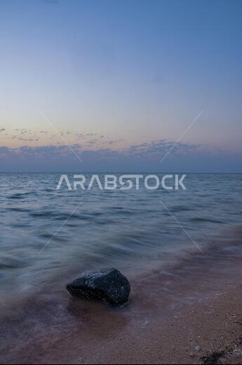 غروب الشمس من شاطئ البحر الأحمر في جدة، المملكة العربية السعودية