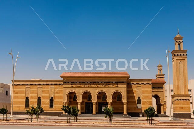 مسجد جديد في حي شارع طويق على طريق مكة المكرمة في ضاحية الرياض، المملكة العربية السعودية