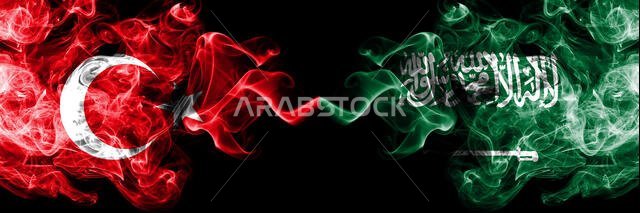 تركيا ضد السعودية، أعلام دخان عربية موضوعة جنبًا إلى جنب. أعلام دخان حريرية ملونة سميكة لتركيا والسعودية، عربية