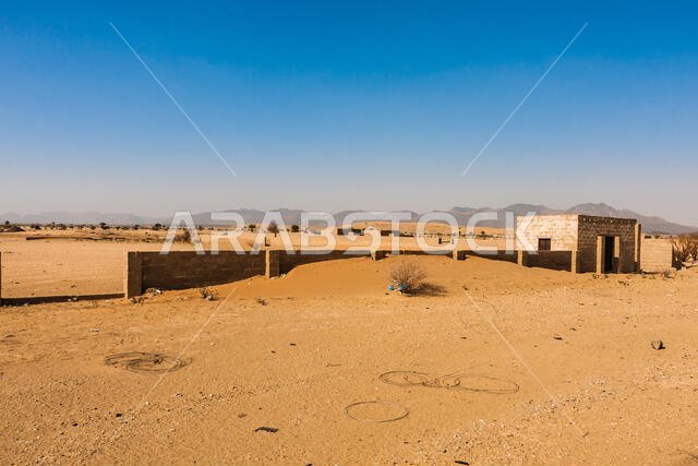 حظيرة غير مكتملة ومهجورة على طريق مكة المكرمة، المملكة العربية السعودية