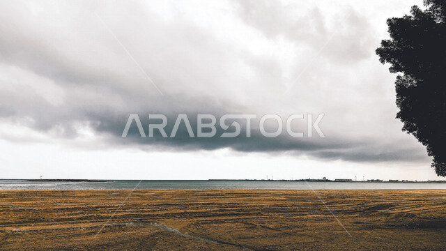 صورة جمالية لشاطئ البحر ، خلفية الطبيعة ، اماكن سياحية ترفيهية ، هدوء وجمال البحر ، جمال منظر الغيوم و السحب البيضاء في السماء 