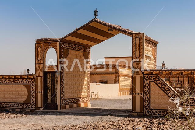 بوابة مدخل عقار سكني مزين على الطراز العربي التقليدي، أم الدوم، المملكة العربية السعودية