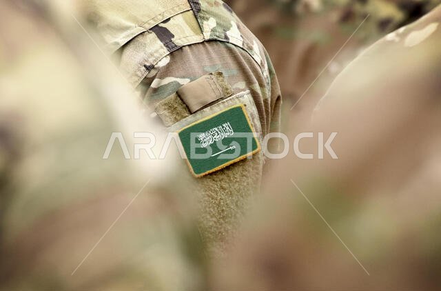 علم المملكة العربية السعودية على الزي العسكري (صورة مجمعة).