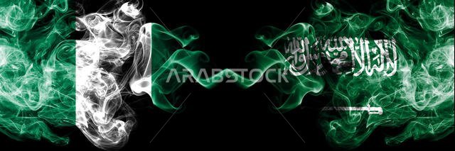 نيجيريا ضد السعودية، أعلام عربية تجريدية ضبابية دخانية موضوعة جنبًا إلى جنب. أعلام دخانية حريرية ملونة سميكة لنيجيريا والسعودية، الجزيرة العربية
