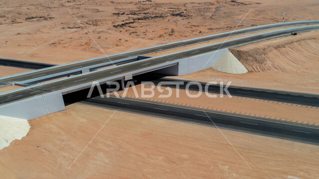 صورة لخط السير السريع وسط الصحراء ، طريق صحراوي ، طريق اسفلتي سريع بين الكثبان الرملية ، الطبيعة الصحراوية ، الكثبان الرملية ، مناطق صحراوية سياحية ، طريق سفر صحراوي