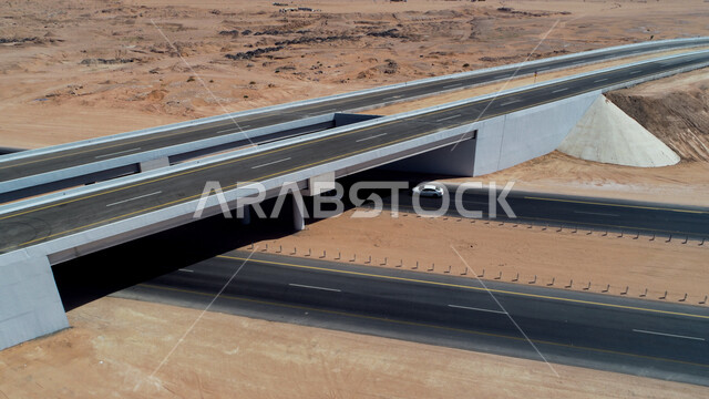 صورة لخط السير السريع وسط الصحراء ، طريق صحراوي ، طريق اسفلتي سريع بين الكثبان الرملية ، الطبيعة الصحراوية ، الكثبان الرملية ، مناطق صحراوية سياحية ، طريق سفر صحراوي