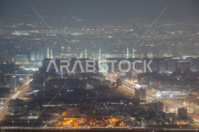 صورة إبداعية من الاعلى للمدينة المنورة بالمملكة العربية السعودية في وضع الليل ، طرق و شوارع السعودية ، معالم دينية في المدينة المنورة ، الأبراج وناطحات السحاب ، المسجد النبوي الشريف