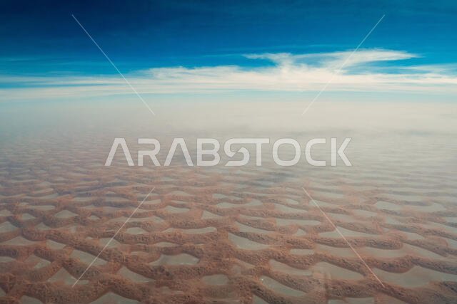 منظر جوي خلاب للكثبان الرملية الملونة في صحراء الربع الخالي، أو ما يسمى بالربع الخالي، في الجزء الشرقي من المملكة العربية السعودية