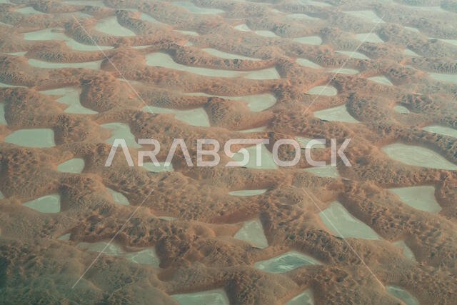 منظر جوي للكثبان الرملية الملونة في صحراء الربع الخالي، أو ما يسمى بالربع الخالي، في الجزء الشرقي من المملكة العربية السعودية