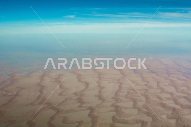 منظر جوي خلاب للكثبان الرملية الملونة في صحراء الربع الخالي، أو ما يسمى بالربع الخالي، في الجزء الشرقي من المملكة العربية السعودية