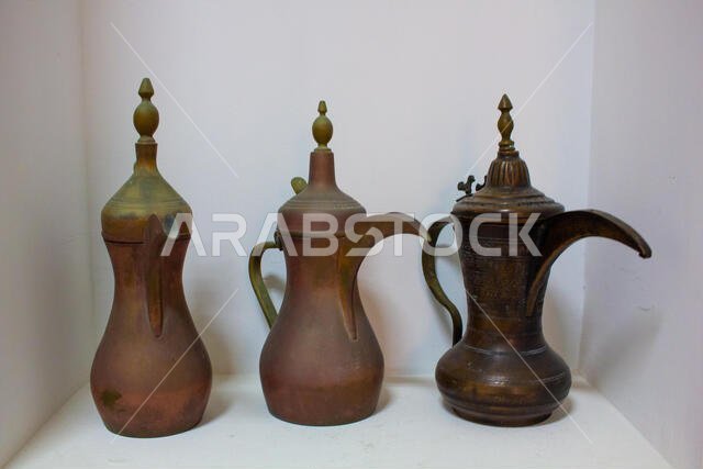قطع أثرية عربية تقليدية قديمة. إبريق قهوة نحاسي، أكواب، أطباق وصواني.