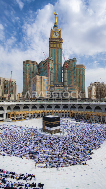 الحرم المكي الشريف في مكة المكرمة بالمملكة العربية السعودية ، أداء مناسك الحج والعمرة، العبادة والتقرب إلى الله، معالم دينية إسلامية، موسم الحج 2022 ، الحجاج المسلمين يؤدون الصلاة حول الكعبة المشرفة في مكة المكرمة، مبنى برج الساعة الملكي