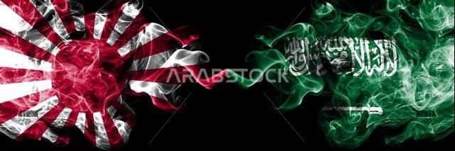 أعلام اليابان البحرية ذات الشمس المشرقة في مواجهة أعلام السعودية، الدول العربية ذات الطابع الضبابي والغامض، موضوعة جنباً إلى جنب. لافتات سفر حريرية سميكة الألوان تحمل رسومات تجريدية للدخان.