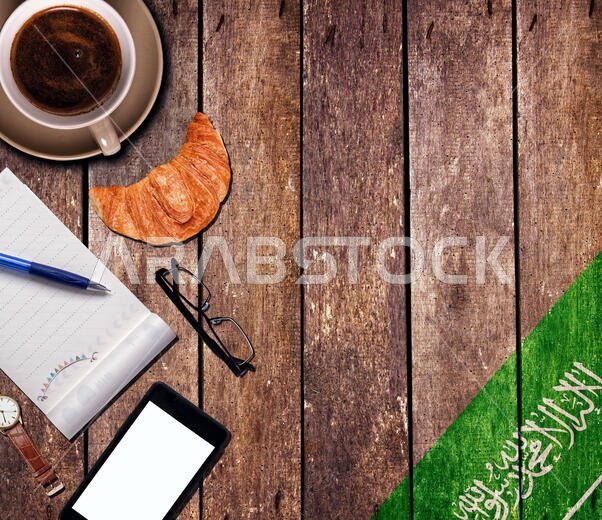 قهوة مع دفتر الملاحظات والهاتف