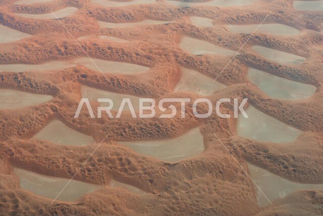 منظر جوي للكثبان الرملية الملونة في صحراء الربع الخالي، أو ما يسمى بالربع الخالي، في الجزء الشرقي من المملكة العربية السعودية