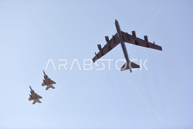 قامت قاذفة قنابل من طراز B-52H ستراتوفورتريس تابعة لسلاح الجو الأمريكي، برفقة أربع طائرات مقاتلة من طراز F-15C إيجل تابعة للمملكة العربية السعودية، بالتحليق على ارتفاع منخفض فوق قاعدة الأمير سلطان الجوية في المملكة العربية السعودية، في الأول من نوفمبر/تشرين الثاني 2019. وتُعدّ قاذفة B-52H، المنتشرة من قاعدة باركسديل الجوية في لويزيانا، جزءًا من قوة مهام القاذفات العاملة انطلاقًا من قاعدة فيرفورد الجوية التابعة لسلاح الجو الملكي البريطاني في إنجلترا. وتُصنّف هذه الطائرة كقاذفة استراتيجية بعيدة ال