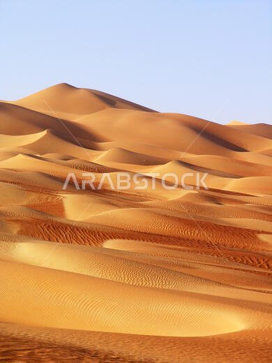 أبوظبي - أنماط متغيرة لصحراء ليوا، التي تُعد جزءًا من صحراء الربع الخالي أو الربع الخالي، والتي تمتد عبر الإمارات العربية المتحدة وسلطنة عمان واليمن والمملكة العربية السعودية