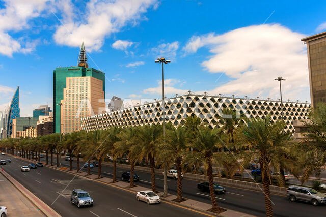 شارع الملك فهد، ومكتبة الملك فهد الوطنية، والمعمار الحديث في وسط مدينة الرياض