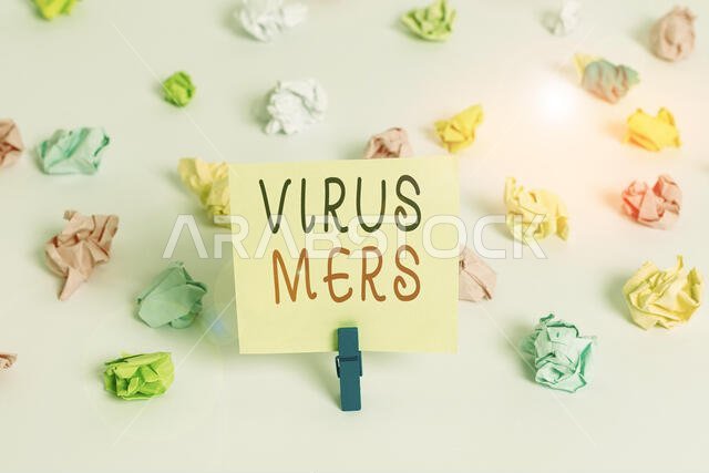 نص مكتوب بخط اليد: فيروس ميرس. صورة تجارية تُظهر مرضًا تنفسيًا فيروسيًا تم الإبلاغ عنه لأول مرة في المملكة العربية السعودية. أوراق ملونة مجعدة فارغة.