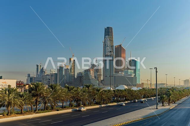 مطار الملك عبد الله الدولي والطريق الدائري الشمالي عند شروق الشمس في الرياض، المملكة العربية السعودية