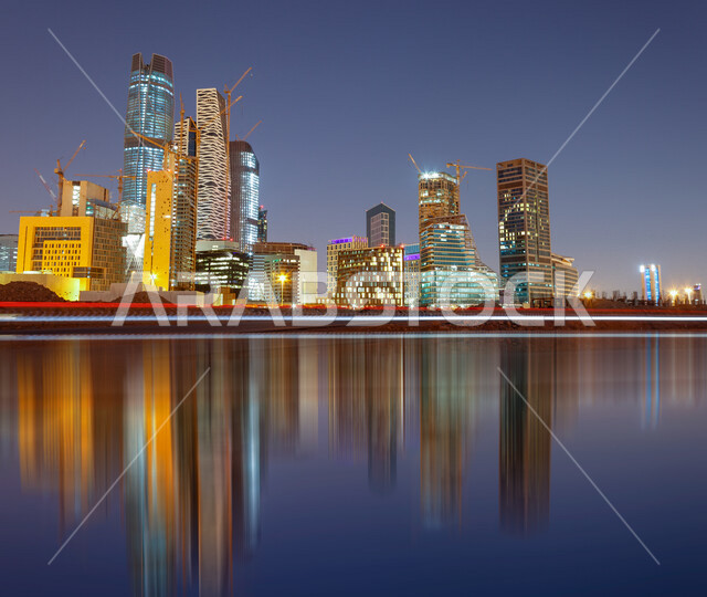 صورة جمالية لإنعكاس مركز الملك عبدالله المالي ( كافد ) على الماء في مدينة الرياض بالمملكة العربية السعودية، الأبراج وناطحات السحاب، معالم الرياض المشهورة، الفن الهندسي المعماري بالسعودية، التطور العمراني، رؤية 2030 ، النهضة المعمارية