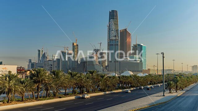 مطار الملك عبد الله الدولي والطريق الدائري الشمالي عند شروق الشمس في الرياض، المملكة العربية السعودية