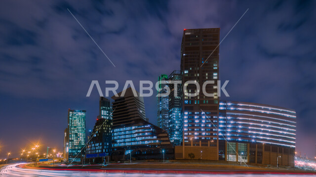 صورة إبداعية لمركز الملك عبدالله المالي ( كافد ) في الرياض بالمملكة العربية السعودية ، معالم سياحية مشهورة بالرياض، لقطة سريعة من طريق الملك عبدالله المالي بالرياض، الفن الهندسي المعماري بالسعودية، أفق مدينة الرياض