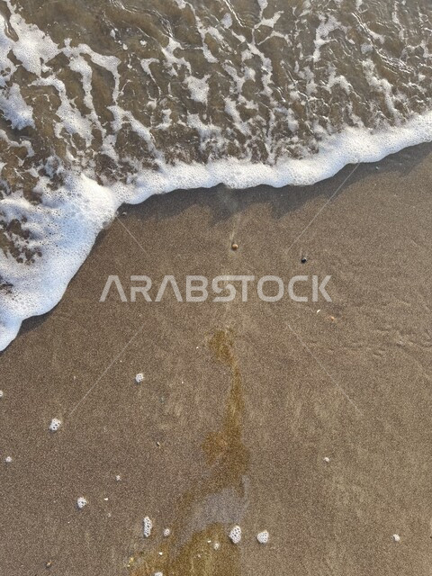 صورة جمالية مقربة لأمواج البحر ، شاطئ البحر ، أماكن سياحية ترفيهية ، الطبيعة البحرية ، هدوء وجمال البحر ، خلفية الطبيعة