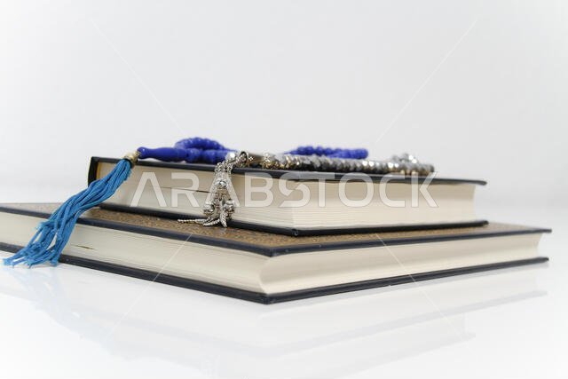 الكتاب الإسلامي المقدس القرآن والمسبحة